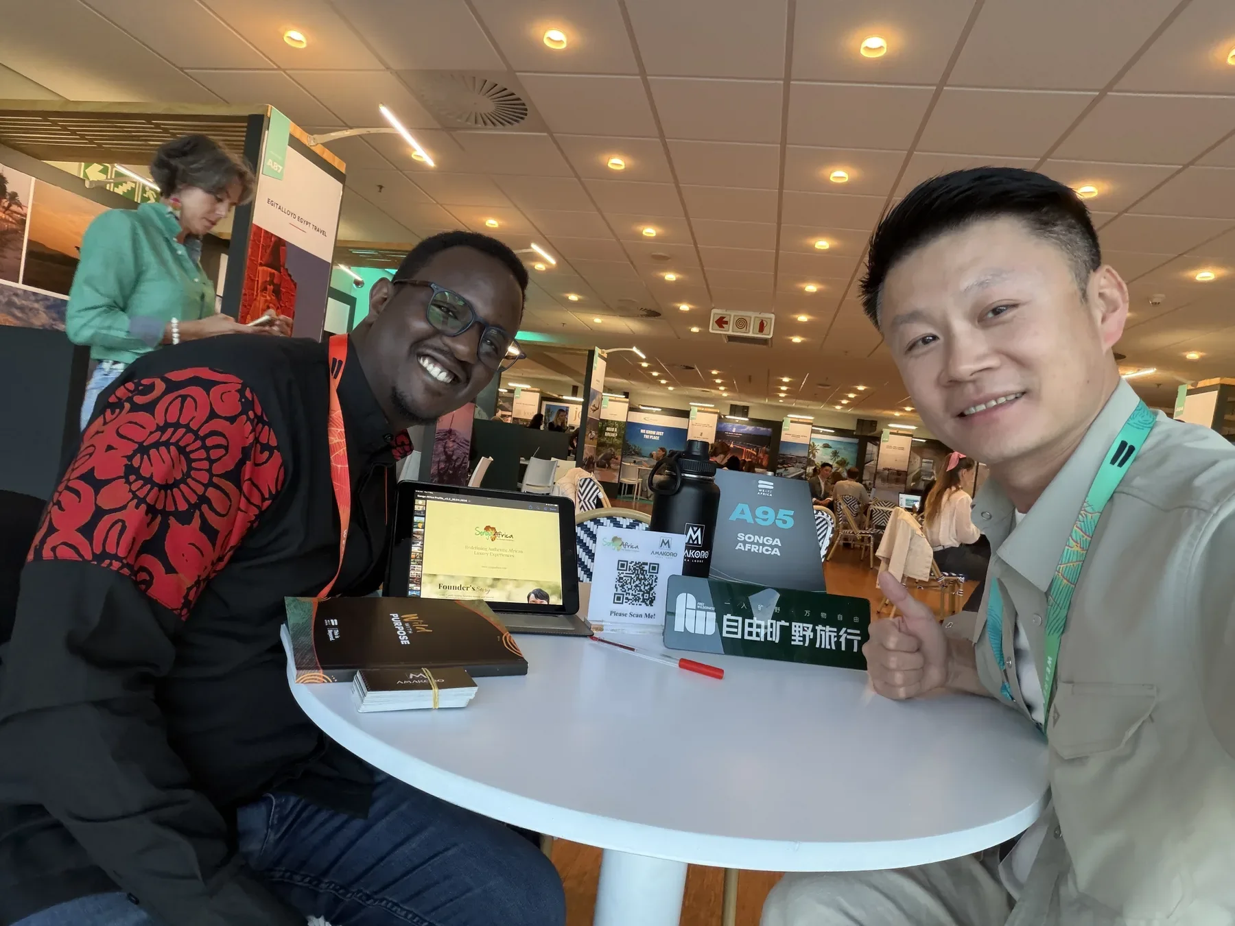 李志强与Songa Africa代表在WAA 2026现场合影