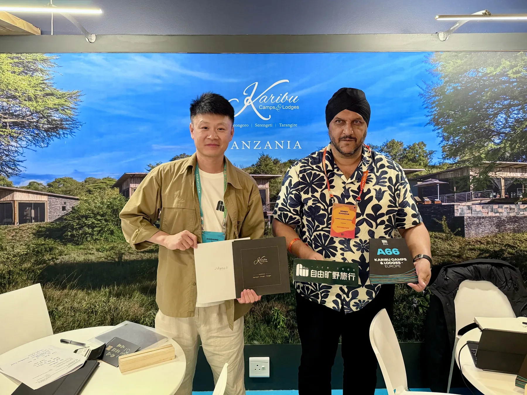 李志强与Karibu Camps & Lodges代表在WAA 2026现场合影