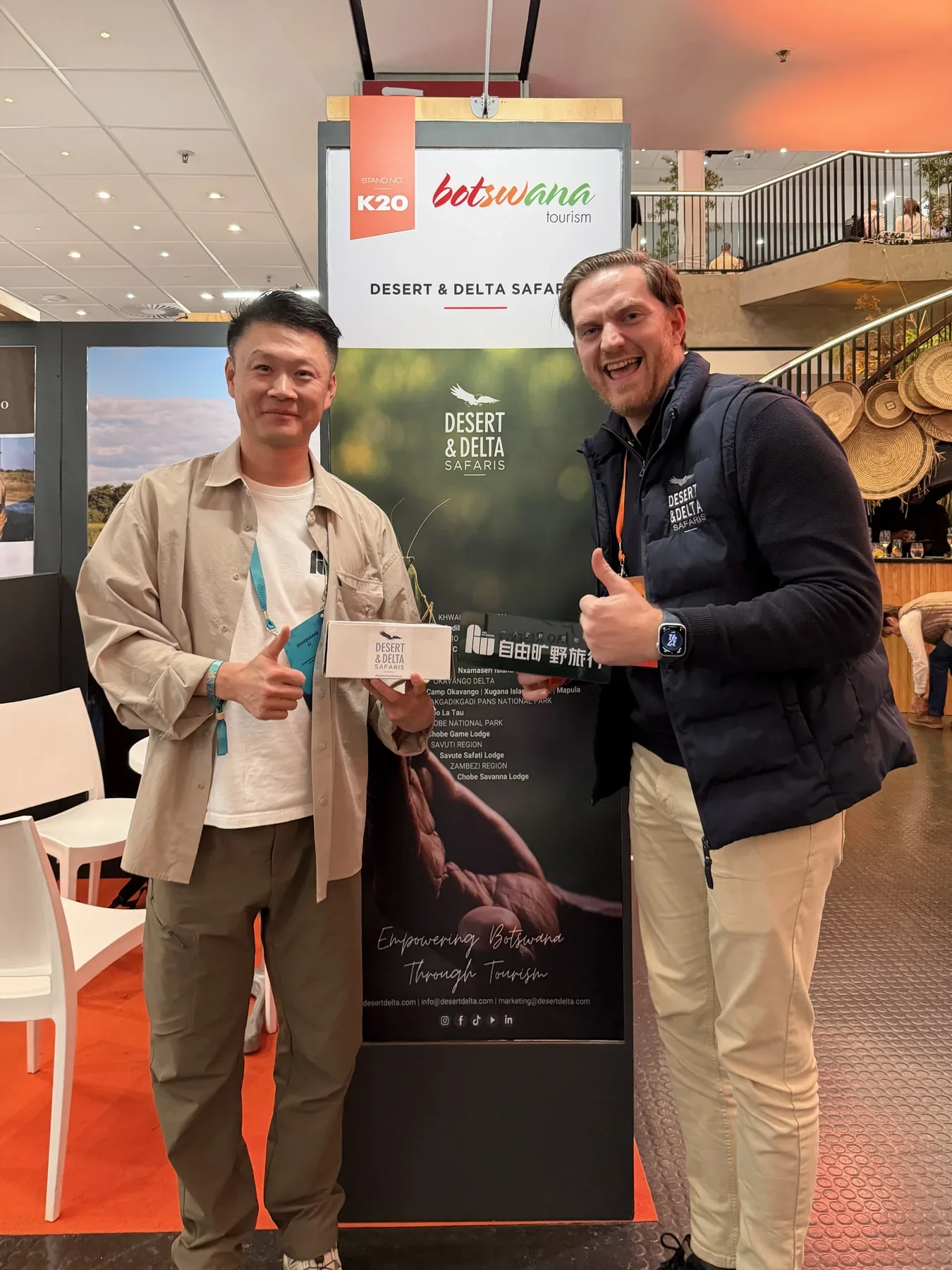 李志强与Desert & Delta Safaris代表在WAA 2026现场合影