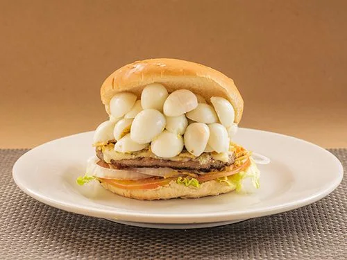Hamburguesa Sencilla con Huevo - La Ventanita Hamburguesa Sencilla con Huevo con huevo de codorniz en Fontibón, Bogotá