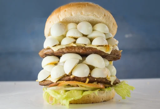 Hamburguesa Doble con Huevo - La Ventanita Hamburguesa Doble con Huevo con huevo de codorniz en Fontibón, Bogotá