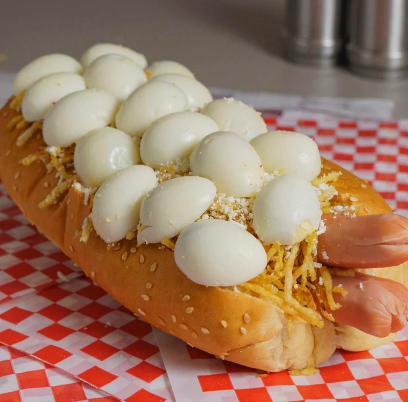 Perro Doble con Huevo - La Ventanita Perro Doble con Huevo con huevo de codorniz en Fontibón, Bogotá