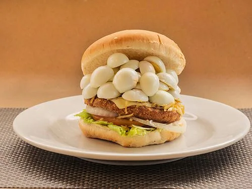 Hamburguesa de Pollo con Huevo - La Ventanita Hamburguesa de Pollo con Huevo con huevo de codorniz en Fontibón, Bogotá