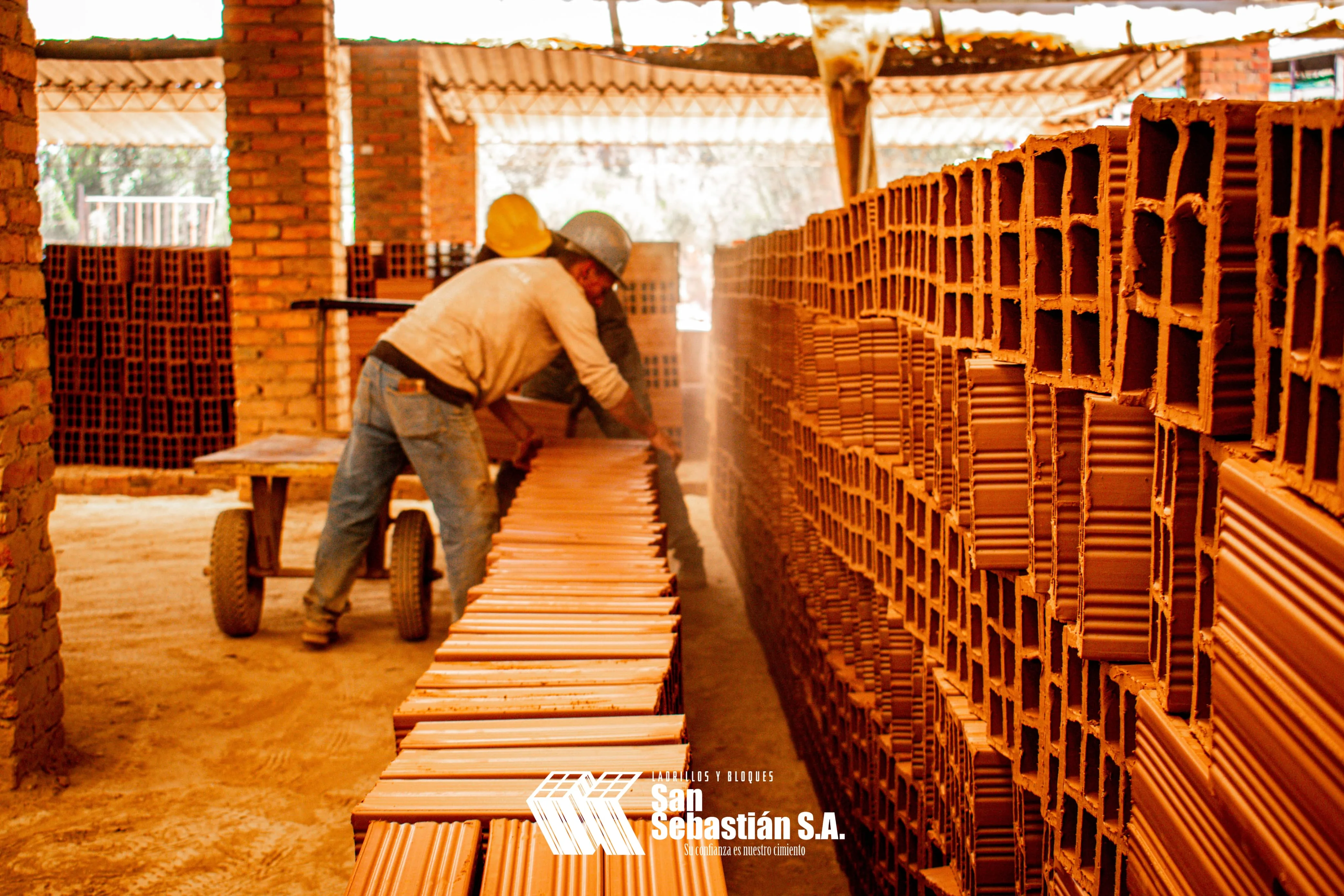 Trabajador transportando bloques en carretilla - Ladrillos San Sebastián Bogotá Trabajador transportando bloques en carretilla