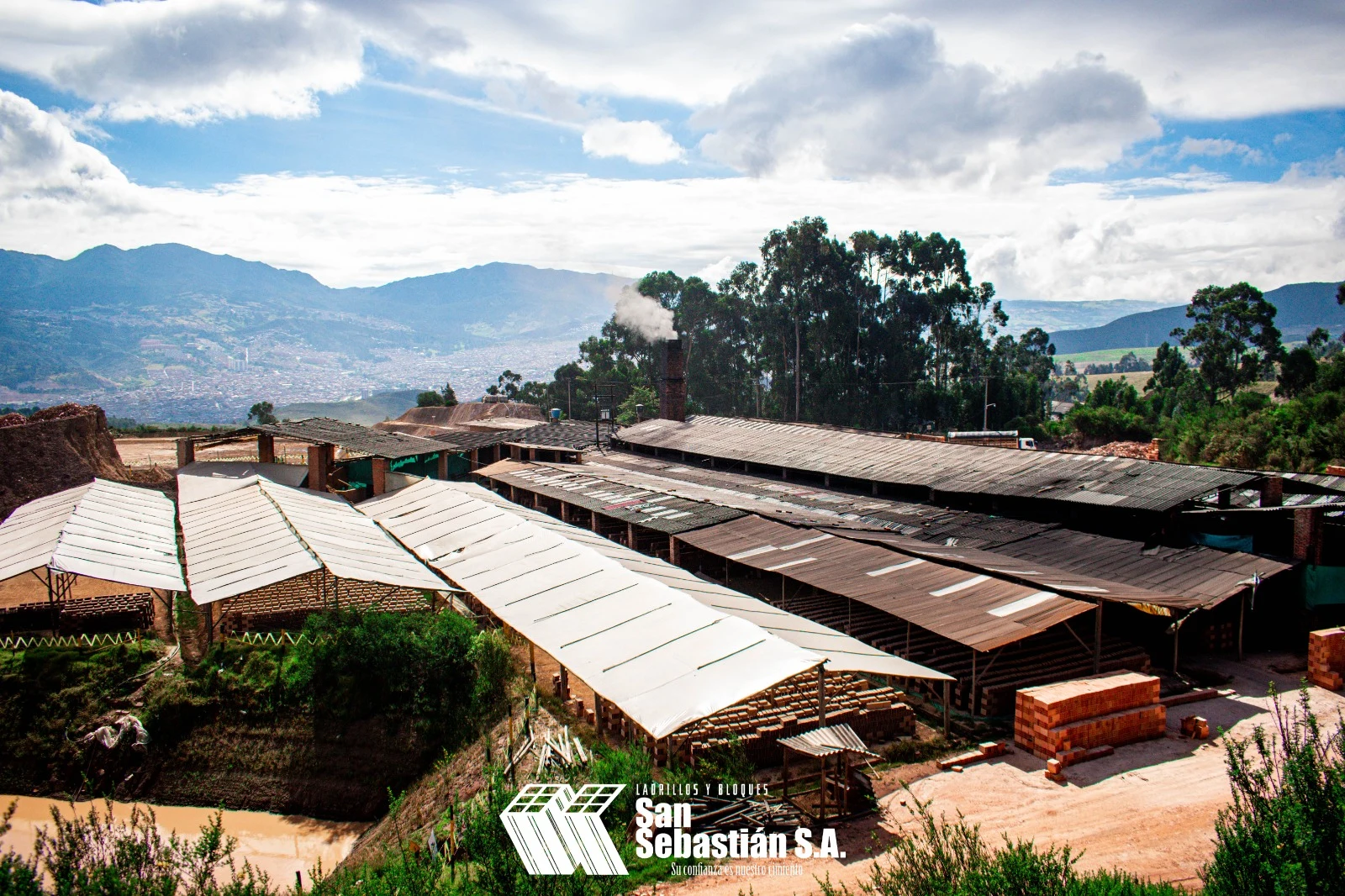 Bloques apilados en pasillo de bodega - Ladrillos San Sebastián Bogotá Bloques apilados en pasillo de bodega