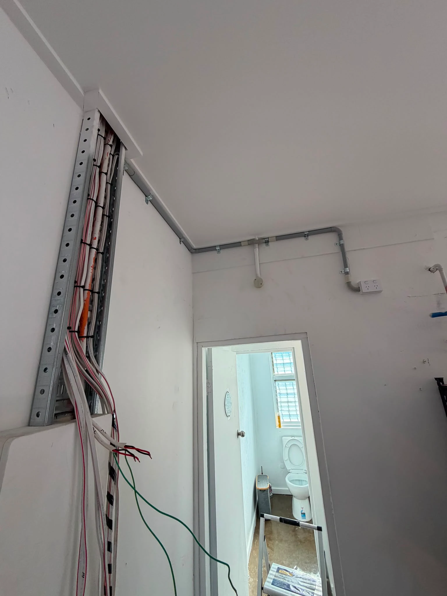 Commercial electrical cable tray and multi-core cabling during building fit-out