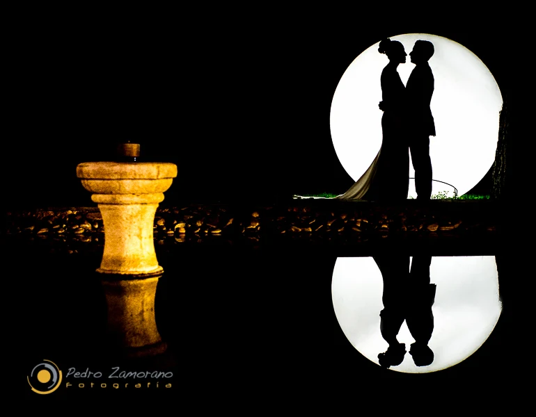 Fotografía de boda en Madrid con la luna